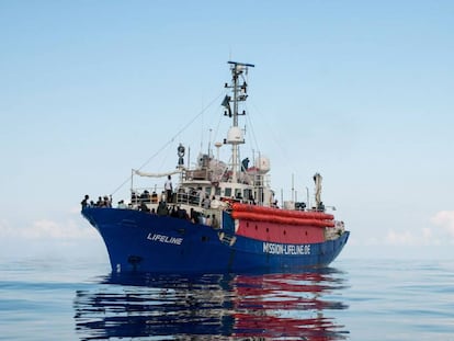 El buque fletado por la ONG alemana Lifeline viaja a la deriva en búsqueda de un puerto seguro en el Mediterráneo. 