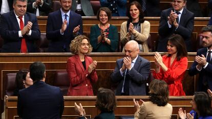 La socialista Meritxell Batet (centro) es aplaudida por sus compañeros tras ser nombrada presidenta del Congreso.