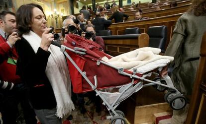 Carolina Bescansa maneja el cochecito de su bebé durante la primera sesión de la Cámara