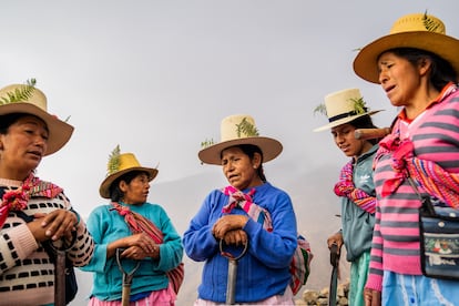 Mujeres indígenas de San Pedro entonan las "hualinas", cantos ceremoniales dedicados a honrar el agua y las lluvias.
