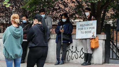 Antiabortistas de la plataforma 40 días por la vida rezan ante la Clínica Dator de Madrid.