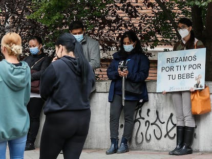 Voluntarios de la iniciativa 40 días por la vida rezan el 22 de septiembre frente a la clínica Dator, en  Madrid