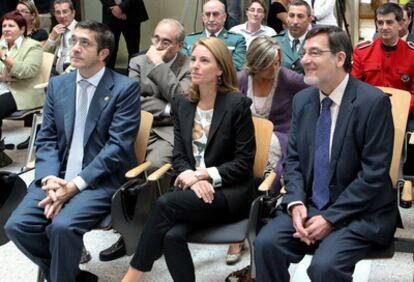 De izquierda a derecha, el <i>lehendakari</i>, Patxi López, la presidenta del Parlamento Vasco, Arantza Quiroga, y el presidente del TSJPV, Juan Luis Ibarra, durante el acto oficial de apertura del Año Judicial en Euskadi, que ha tenido lugar hoy en el Palacio de Justicia de Bilbao.