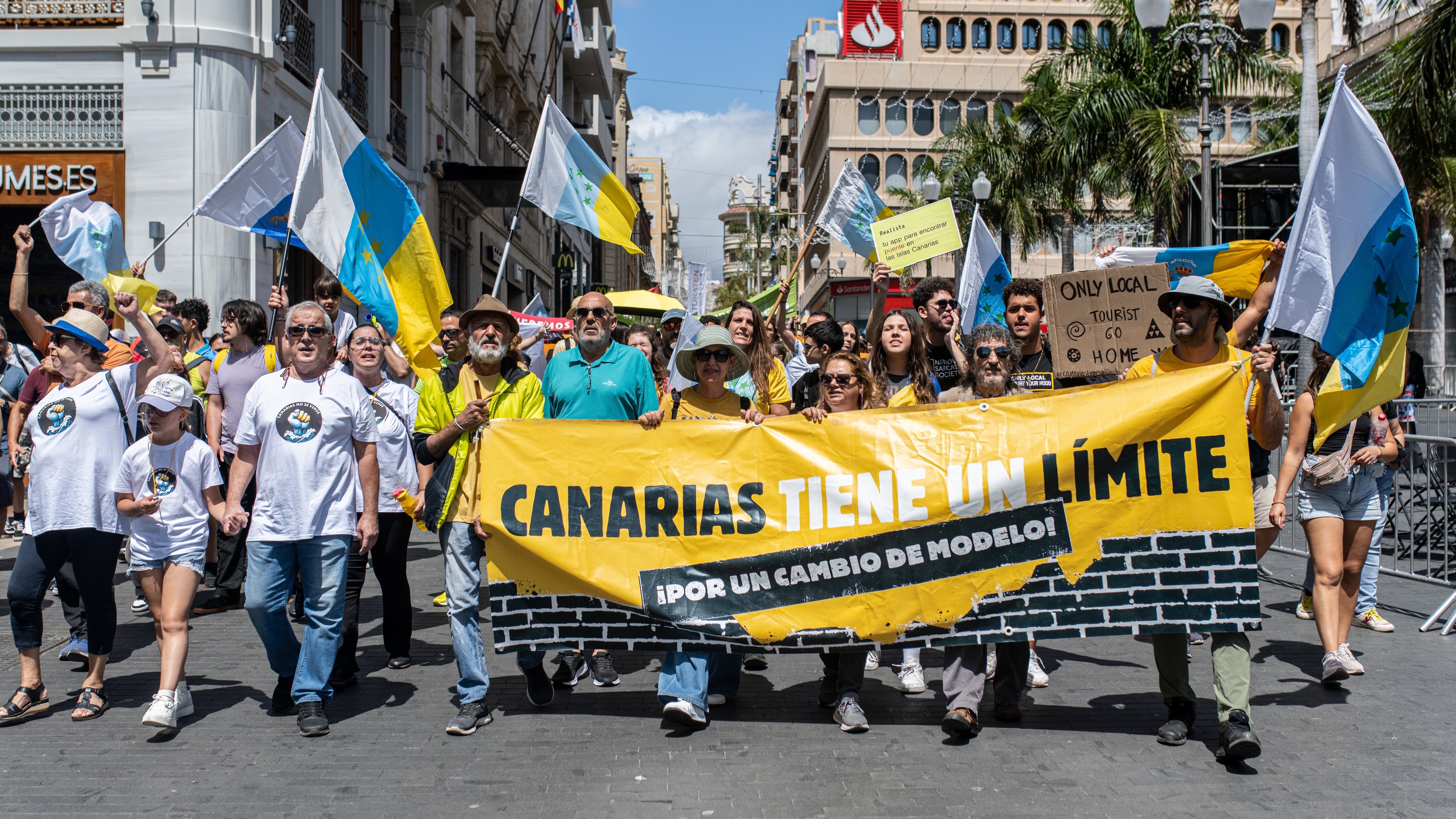 Más de 23.000 personas vuelven a la calle para reclamar límites al turismo en Canarias