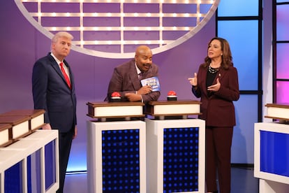 James Austin Johnson como Donald Trump, Kenan Thompson como el presentador Steve Harvey y Maya Rudolph como Kamala Harris, el pasado 12 de octubre en 'Saturday Night Live'