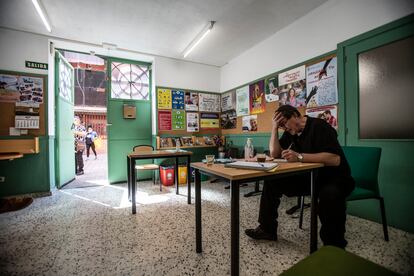 El párroco de de San Juan de Dios en Vallecas preparando un reparto de alimentos en abril.