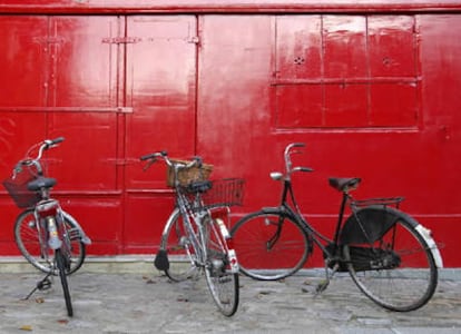 Tres bicicletas apoyadas en una fachada del distrino número 19 de París