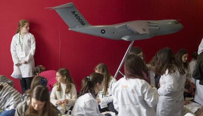 Niñas de entre 11 y 15 años esperan en Sevilla el comienzo de las jornadas para promover las carreras científicas entre escolares.