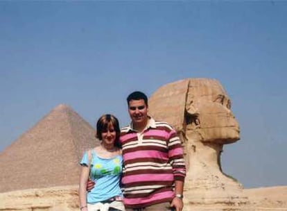 El autor de la carta y su novia, Tamara Vega, ante la pirámide de Keops y la esfinge de Giza.