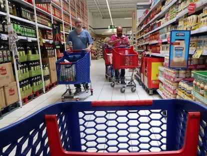 Compradores en un supermercado.