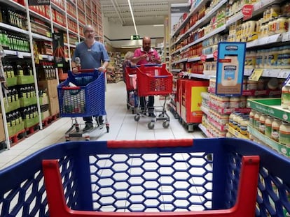 Compradores en un supermercado.