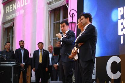 El chef Ramón Freixa junto a Samantha Vallejo-Nágera y Pepe Rodrígez. Al fondo, Lucas Arraut, director de ICON, Ricardo Gondo, director general de Renault Iberia, y Cyril Rogeau, ministro consejero de la Embajada de Francia