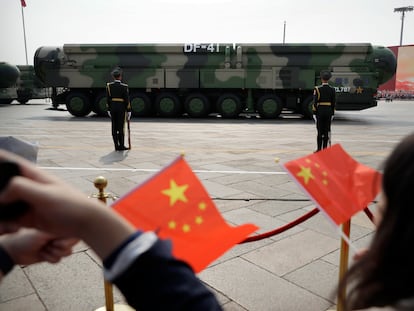 Un misil balístico intercontinental DF-41, en un desfile militar de las Fuerzas Armadas chinas, en 2019 en Pekín.
