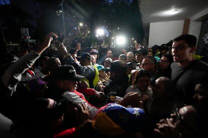 Partidarios del Gobierno se enfrentan con partidarios de la oposición fuera de un centro de votación en Caracas.