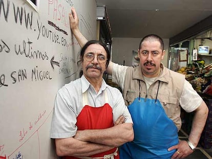 Joaquín Nieves y José Bonales delante de sus puestos en el Mercado de San Miguel.