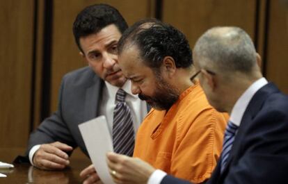 Ariel Castro junto a sus abogados, Craig Weintraub y Jaye Schlachet.