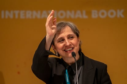 La periodista mexicana Carmen Aristegui participa en una mesa de dialogo el día 01 de diciembre de 2021 en la Feria Internacional del Libro de Guadalajara.