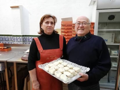 Luis de la Torre y su hija Loli, en el obrador donde crearon las palmeritas