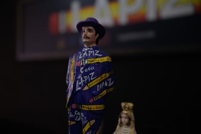 Dos figuras con motivos del partido Alianza del Lápiz en la entrada decoran la oficina de Ecarri.