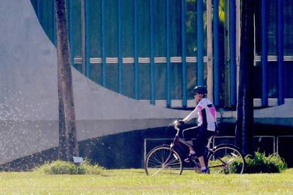 A ex-presidenta Dilma Rousseff pedala na regi&atilde;o do Pal&aacute;cio do Alvorada, em Bras&iacute;lia, na manh&atilde; desta quinta-feira, um dia ap&oacute;s o impeachment. 