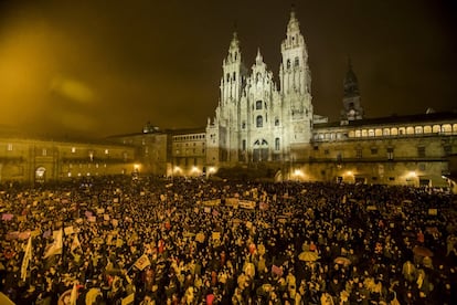 Decenas de miles de gallegos colapsaron el 8 de marzo de 2019 el centro de las principales ciudades de Galicia en manifestaciones en las que reivindicaron la igualdad con motivo del Día Internacional de la Mujer, que marcó además la segunda huelga general feminista de la historia de España. En la imagen, vista general de la plaza del Obradoiro de Santiago de Compostela (A Coruña).