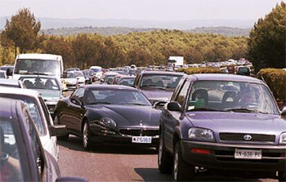 Imagen de la retención en la A-7 entre El Vendrell y Tarragona, ayer a mediodía.