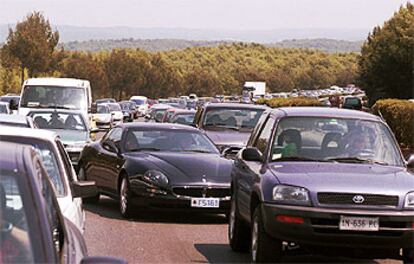 Imagen de la retención en la A-7 entre El Vendrell y Tarragona, ayer a mediodía.