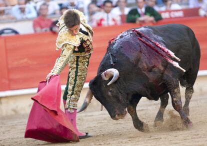 El Juli, durante la faena con muleta a uno de sus toros en el festejo de la Feria del Mediterráneo, en Barcelona.