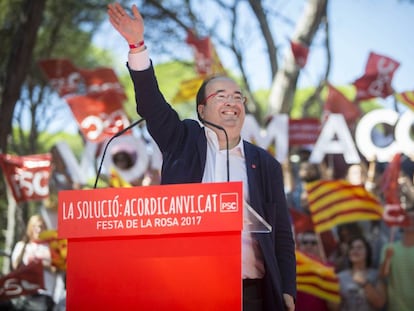 Miquel Iceta durante su intervenci&oacute;n en la Fiesta de la Rosa del PSC en Gav&aacute;. 