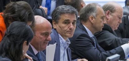 El ministro de Economía español, Luis de Guindos, junto al nuevo ministro de Finanzas griego, Euclid Tsakalotos.