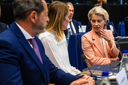 La presidenta de la Comisión Europea, Ursula von der Leyen se dirige a la jefa del Parlamento Europeo, Roberta Metsola, este martes en Estrasburgo.