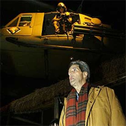 Kerry contempla una exhibicin sobre la guerra de Vietnam en el Museo de Veteranos de Madison (Wisconsin).