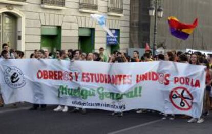 Un grupo de estudiantes frente al Ministerio de Hacienda durante la Marcha a Madrid contra los recortes del Gobierno, el pasado día 15. EFE/Archivo