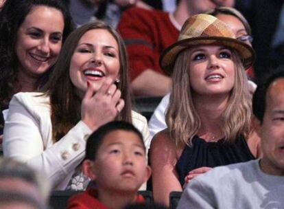 Britney Spears luce peluca y sombrero en un partido de Los Angeles Lakers