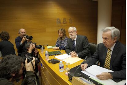 Ricard Cabedo, en el centro, ayer, en las Cortes Valencianas.