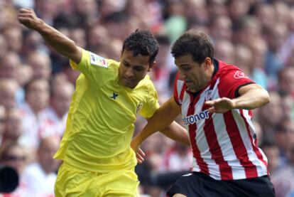 Ekiza y Nilmar se disputan el balón.