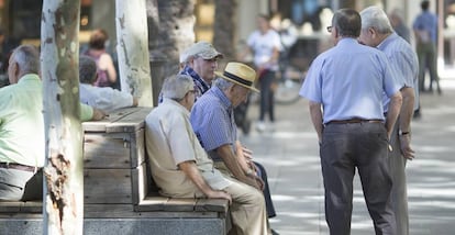 Un grupo de jubilados en Sevilla.