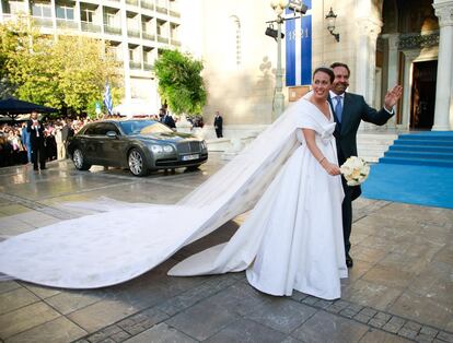 El enlace de este sábado ha sido el segundo para Felipe de Grecia y Nina Flohr. En diciembre de 2020, los novios contrajeron matrimonio en una ceremonia civil en la villa suiza de Saint Moritz. En la imagen, Flohr, del brazo de su padre, Thomas Flohr, dueño de una de las compañías de vuelos privados más importantes del mundo.