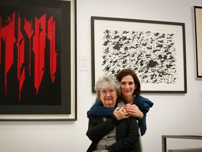 María Angels y Victoria Cortina, madre e hija y propietarias de la Galería de arte Cortina (Barcelona), en Feriarte.