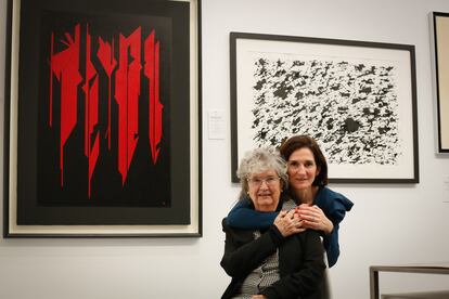 María Angels y Victoria Cortina, madre e hija y propietarias de la Galería de arte Cortina (Barcelona), en Feriarte.