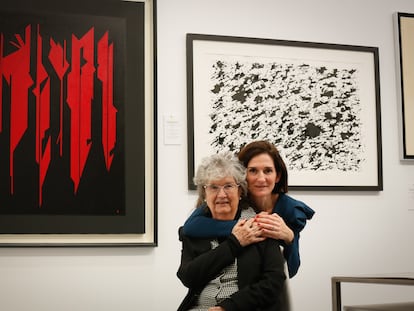 María Angels y Victoria Cortina, madre e hija y propietarias de la Galería de arte Cortina (Barcelona), en Feriarte.