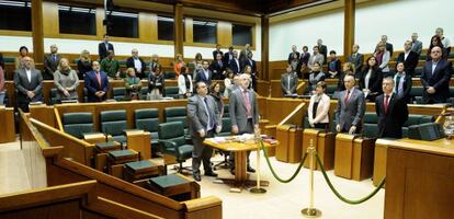 Minuto de silencio en el Parlamento vasco