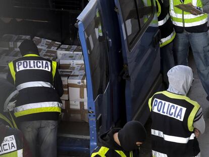 La Policía Nacional registra un furgón de los Mossos que se dirigía a una incineradora el 26 de octubre de 2017.
