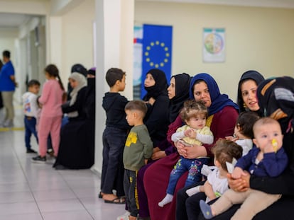 Un grupo de refugiadas sirias esperan en el centro de migración de Sanliurfa, en el sureste de Turquía, el 17 de octubre.