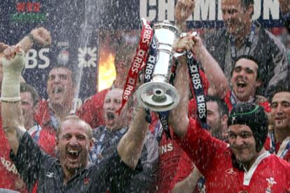 Los capitanes galeses Gareth Thomas (a la izquierda), que no jugó, lesionado, y Michael Owen, con el trofeo.