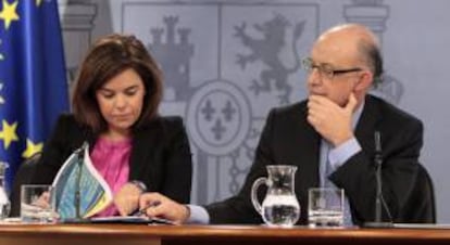 La vicepresidenta del Gobierno, Soraya Sáenz de Santamaría y el titular de Hacienda, Cristóbal Montoro, en la rueda de prensa posterior a la reunión del Consejo de Ministros que ha aprobado el Programa de Estabilidad 2013-2016 y en el Plan Nacional de Reformas.