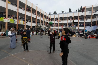 Niños palestinos juegan en el patio de una escuela convertida en refugio para desplazados en la ciudad de Rafah, en el sur de la franja de Gaza, el 7 de diciembre.