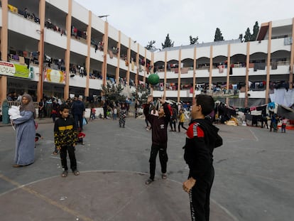 Niños palestinos juegan en el patio de una escuela convertida en refugio para desplazados en la ciudad de Rafah, en el sur de la franja de Gaza, el 7 de diciembre.