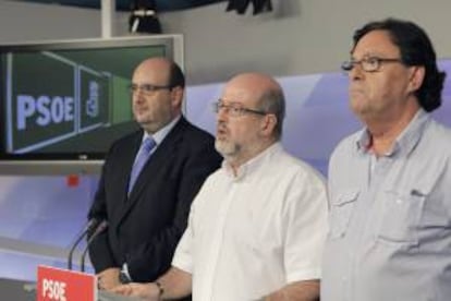 Los responsables sindicales de la función pública (i-d) Miguel Borrá, de CSIF; Enrique Fosul, de CC.OO, y Julio Lacuerda, de UGT, durante la rueda de prensa que han ofrecido hoy tras la reunión mantenida con el secretario general del PSOE, Alfredo Pérez Rubalcaba.