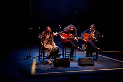 Montse Cortés, durante su actuación junto con Joni Jiménez (izquierda) y Juan Vargas.